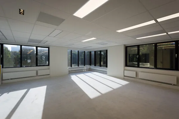 Lichte, lege kantoorruimte aan de Max Euwelaan met grote ramen en systeemplafond.